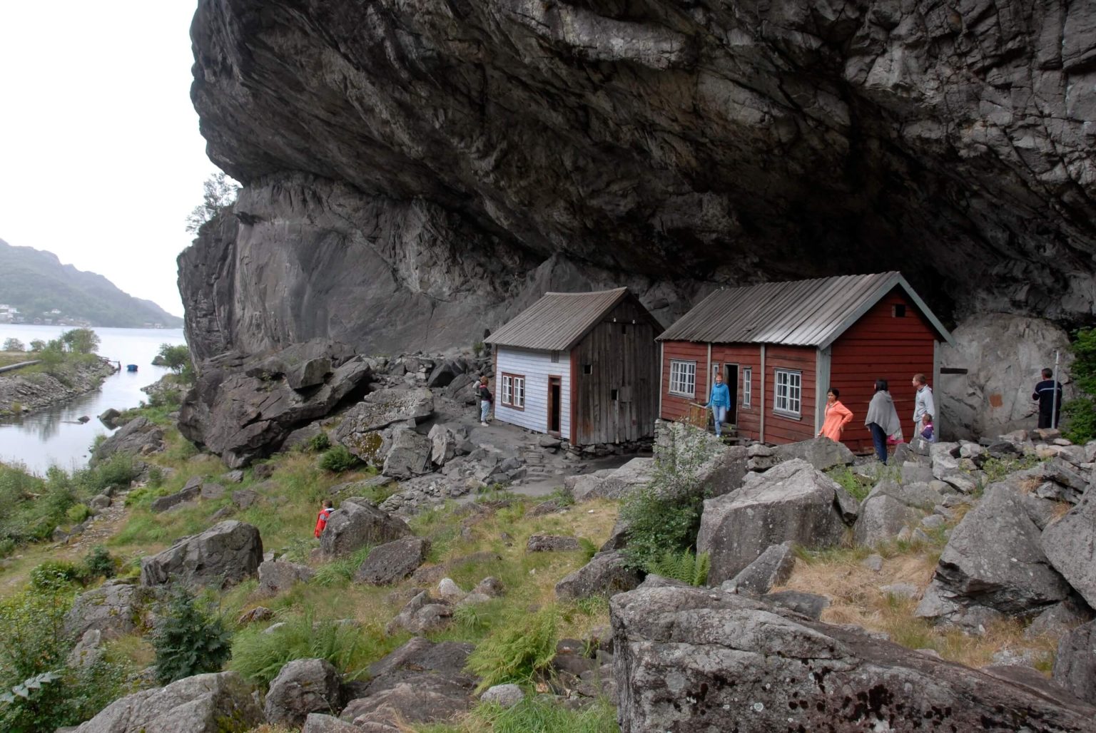 Helleren, historické domčeky pod skalným previsom v Jøssingfjorde