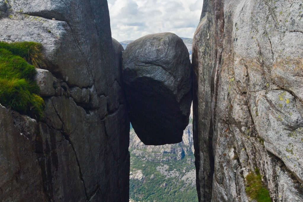 Kjeragbolten, balvan zakliesnený medzi skalami nad fjordom Lysefjorden