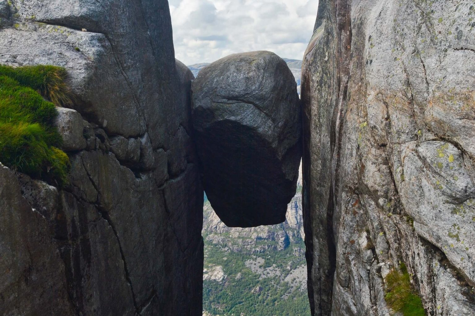 Kjeragbolten, balvan zakliesnený medzi skalami nad fjordom Lysefjorden
